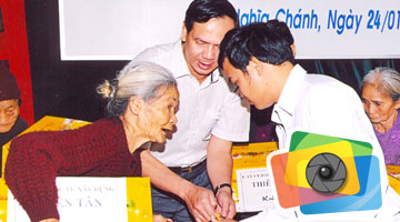 Phát quà tết người nghèo 2010
